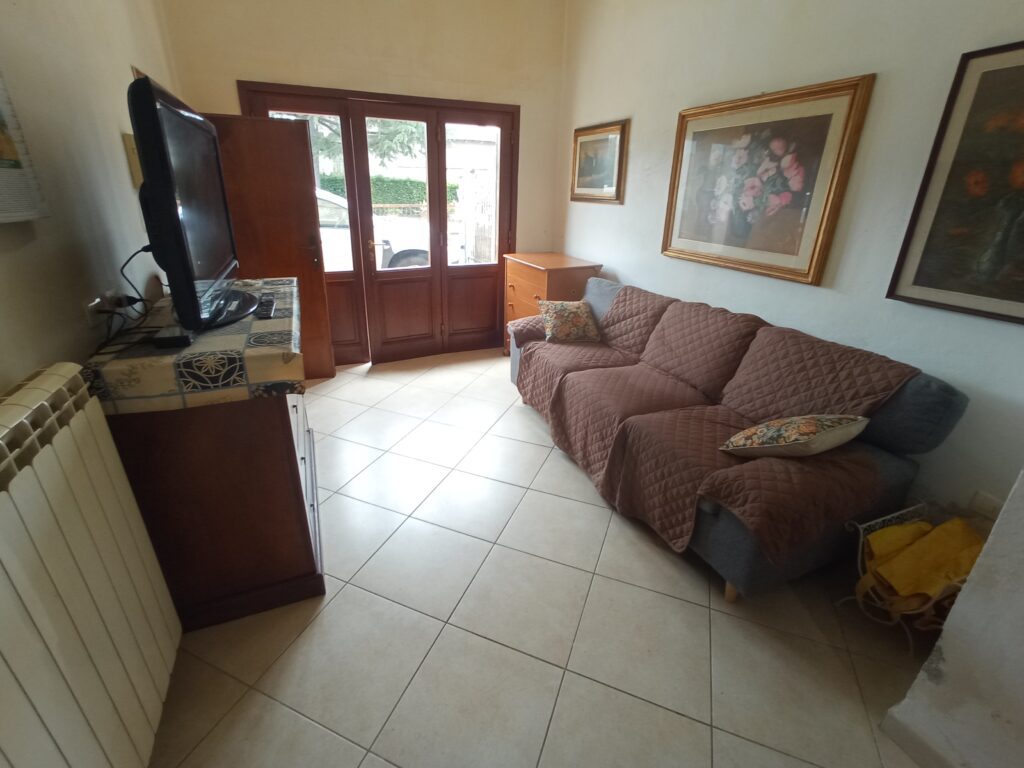 Terratetto in Vendita per Famiglie con 3 Camere, Veranda e Posto Auto image 5