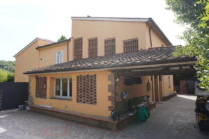 Villetta Bifamiliare Vinci con Giardino e 3 camere