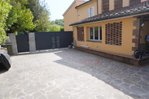 Villetta Bifamiliare Vinci con Giardino e 3 camere