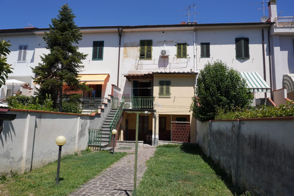 Ampio Terratetto a Empoli in via Fucini con Giardino Esclusivo e Garage image 2